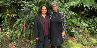 Imagen de la Embajadora mbajadora del Reino de los Países Bajos, Reina Buijs y María Claudia Dávila, directora del Jardín Botánico.