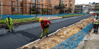 Imagen de trabajadores pavimentando una calle