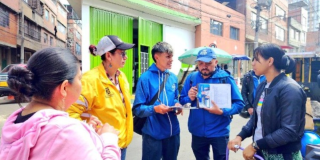 Imagen de operarios de ETB con módems de internet