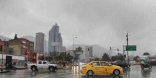Foto de una vía de Bogotá donde se ve que llueve