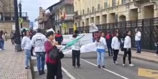 Foto de manifestantes en una vía de Bogotá 