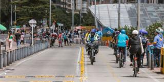 Foto de personas en bicicleta en Bogotá