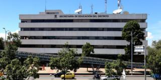 Foto que muestra la fachada de la Secretaría de Educación