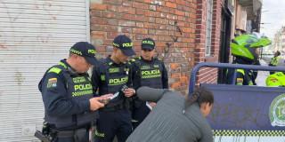 Policías realizando labores de seguridad en el barrio Santa Fe
