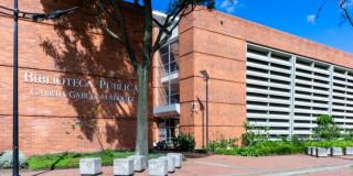 Foto que muestra la fachada de una biblioteca de Bogotá