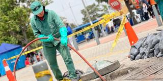 Foto que muestra un trabajador del Acueducto de Bogotá
