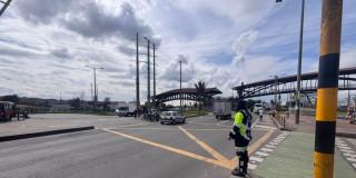 Foto que muestra vehículos andando por las calles