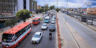 Foto que muestra vehículos andando por las calles