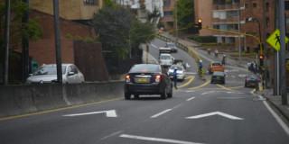 Imagen panorámica de una vía en la que circulan varios tipos de vehículos automotores