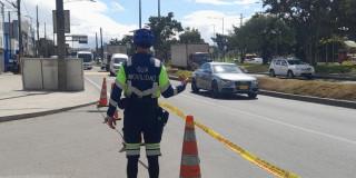 Foto que muestra vehículos andando por las calles 