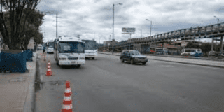 Imagen panorámica de Bogotá de una vía de Bogotá donde se ven diferentes vehículos transitando