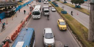 Foto que muestra vehículos andando por las calles