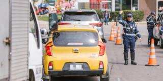 Foto que muestra vehículos andando por las calles