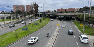 Imagen panorámica de una vía en la que circulan varios tipos de vehículos automotores