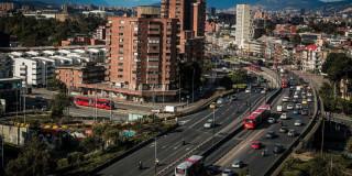 Foto donde se ven varios carros en Bogotá