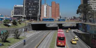 Foto de una vía donde se ven taxis y otros vehículos. 