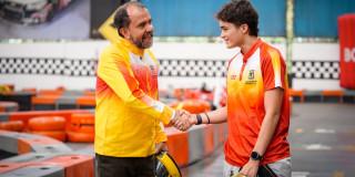 El director del IDRD, Daniel García Cañón y el piloto, Sebastián Garzón Orozco