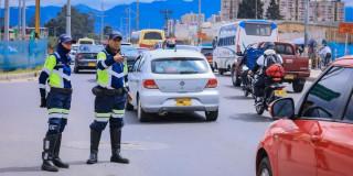 Foto de un agente de tránsito en una vía de Bogotá