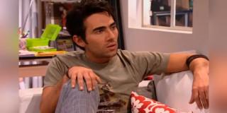 Imagen del actor Jimmy Vásquez sentado en un sillón