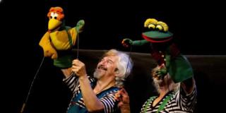 Imagen de personas con titeres