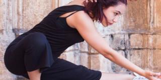 Imagen de una mujer disfrutando del taller.