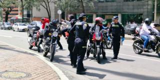 Uniformados de la Policía llevando a cabo el plan de requisa a motocicletas