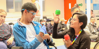 Imagen de una persona con discapacidad recibiendo un taller didáctico 