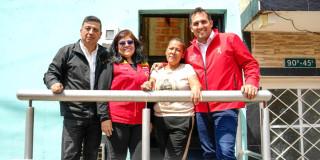Foto que muestra habitantes de Usme y al director de la Caja de Vivienda