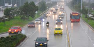 Imagen panorámica de una vía de Bogotá en la que se aprecia un torrencial aguacero.