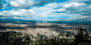Imagen panorámica de Bogotá en la que se aprecia un día nublado