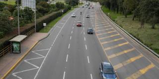 Foto de vehículos en una vía de Bogotá