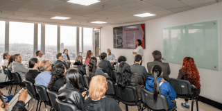 Imagen de una reunión con empresarios