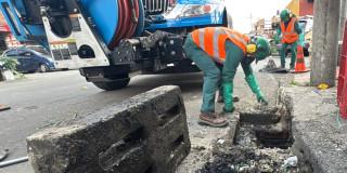 Foto que muestra trabajadores del Acueducto de Bogotá