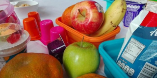 Foto de una lonchera para niños con frutas 