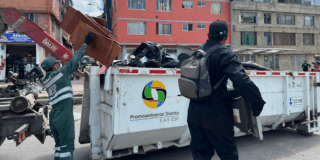 Imagen de operarios disponiendo residuos en un ecopunto