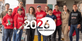 Imagen de funcionarios posando para la foto debajo del puente