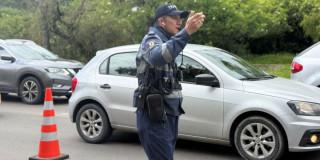 Foto de un agente de tránsito en una vía de Bogotá