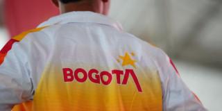 Deportista del Equipo Bogotá de espalda.