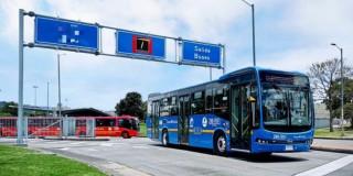 Foto de buses de TransMilenio.