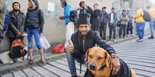 Imagen de una persona habitante de calle con un perro
