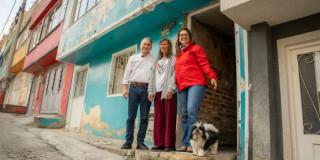 Foto que muestra tres personas sonriendo 