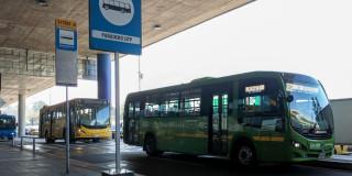 Foto de buses de TransMilenio estacionados