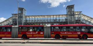 Foto de un bus de TransMilenio en una vía de Bogotá