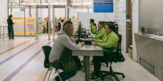 Foto de un ciudadano realizando un trámite de movilidad.