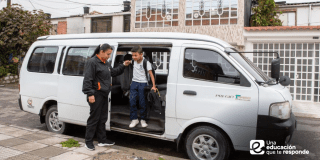 Imagen de un niño saliendo de una ruta escolar