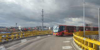Foto de un TransMilenio en un puente
