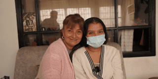 Foto de dos mujeres riendose 