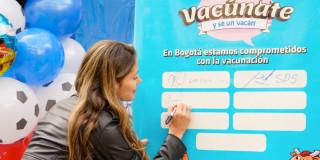 Imagen de una joven mujer escribiendo en un tablero el seguimiento de sus vacunas