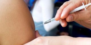 Foto que muestra una jeringa en las manos de un enfermero