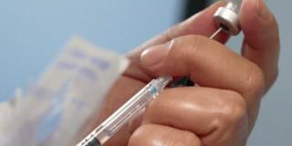 Foto que muestran unas manos sosteniendo una jeringa